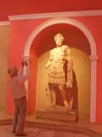 Antalya Müzesinde Zeus heykeli ve fotoğraf çeken bir turist.