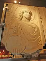 Antalya Müzesinde elinde Allah yazılı levha taşıyan Başmelek Cebrail Kabartması.