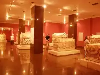 Antalya Müzesinden bir sahne ve gezen turistler.