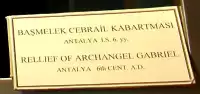 Antalya Müzesinde Başmelek Cebrail Kabartması tanıtım levhası.