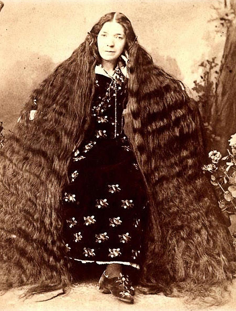 Zülfü kimi ayağın koymaz öpem nigârım