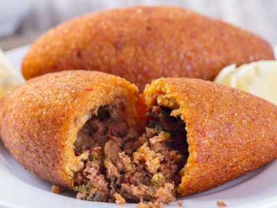 Adamın biri turistik bölgede lokanta açmış. İngilizce yemek listesinde şöyle bir şey varmış: Sensitive Meatball. Sizce bu hangi Türk yemeğinin İngilizce karşılığı olabilir?