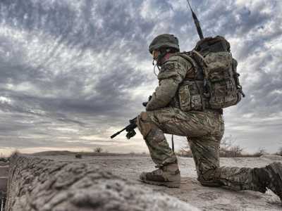 12 kişilik özel tim. Amerikalı. Hepsi de Rambo gibi yapılı adamlar. Başlarındaki onlardan yaşlıca.