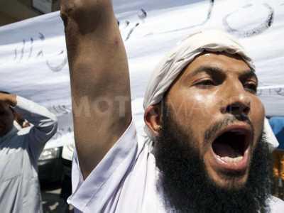 Bu Selefilik denen oyunun arkasında en başta Almanya olmak üzere hep beraber bütün diğer sinsi güçler yoksa ben hiçbir şey bilmiyorum. 2012 sonu, 2013 başı arasında Almanya’da altı ay kaldığımda çok ilginç durumlar gözlemledim.