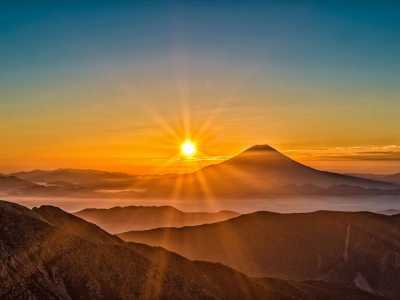 Büyük şair Fuzûlî'nin Ârızın görse felek mihr bırakmaz âye başlıklı gazeli ve şiirde ve sanatta hayal gücü.