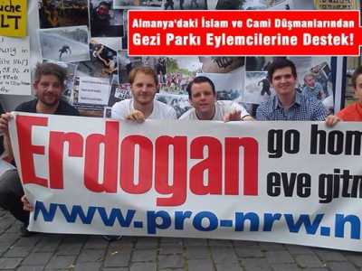 Neşe içindeki beş gencin ellerinde tuttukları pankartta “camiye hayır” sembolüyle birlikte “Erdogan – go home! – eve gitmek!” yazıyor.
