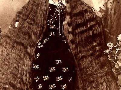 Zülfü kimi ayağın koymaz öpem nigârım Yokdur anın yanında bir kılca i'tibârım